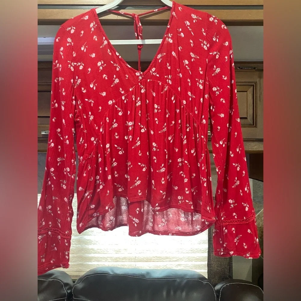 4/$25*Hollister, featuring a V-neck, peplum hem, and long flared sleeves. L - Picture 4 of 7